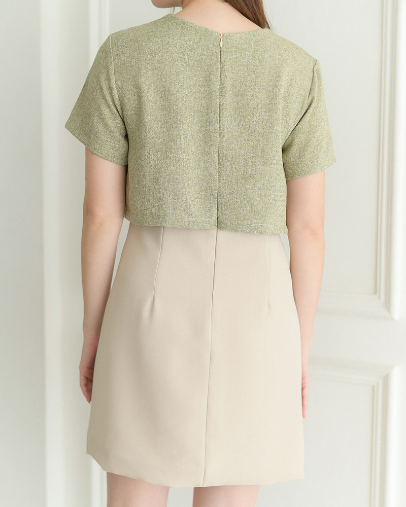 kudapy เดรสสั้นสีเบจ/สีดำ/สีเทาเข้ม/สีชานม ดีไซน์สวย ตัดต่อช่วงตัวคล้ายเชิ้ต เนื้อผ้าชาแนล กระดุมมุกแกะได้จริง แต่งกุ๊นเล่นสีทูโทน เย็บกลับซับในทั้งตัว