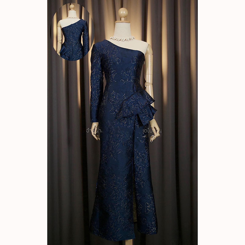 kudapy เดรสยาวสีขาว/สีชมพู/สีแดง/สีกรมท่า บ่าเดี่ยว แขนยาว(ขวา) แต่งระบายสะโพก พรางสุดๆ ซิบข้าง กระโปรงผ่าหน้าโชว์ขาเรียวๆ