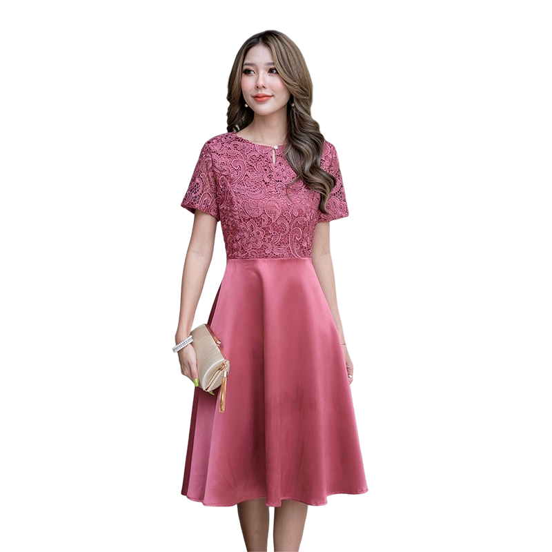 kudapy เดรสสั้นลูกไม้เนื้อเงาสีเขียวเข้ม สีชมพูปูนแดง เดรสแขนสั้น กระโปรงทรงบานผ้าเงาพริ้วสวยค่ะ ชุดนี้ดูหรูหรา ทรงสวยใส่ง่าย ใส่ออกงานสวยหรูได้ลุคดูแพงค่ะ