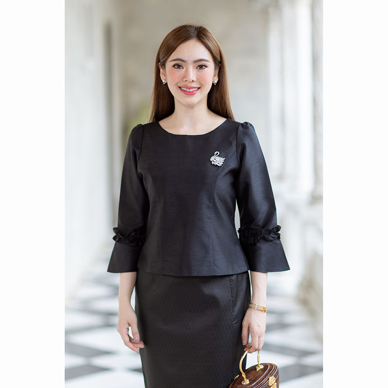 kudapy เสื้อสีชมพู/สีดำ เนื้อผ้าทอสวย เนื้อเบา ใส่สบายผิว มีลายเส้นในตัว ใส่คู่กับ ผ้าไทยลายแพรวา หรือ ผ้าลายกวินตาทอสอดดิ้นหรูหรา อัดกาว อยู่ทรง ใส่สวยตามแบบ