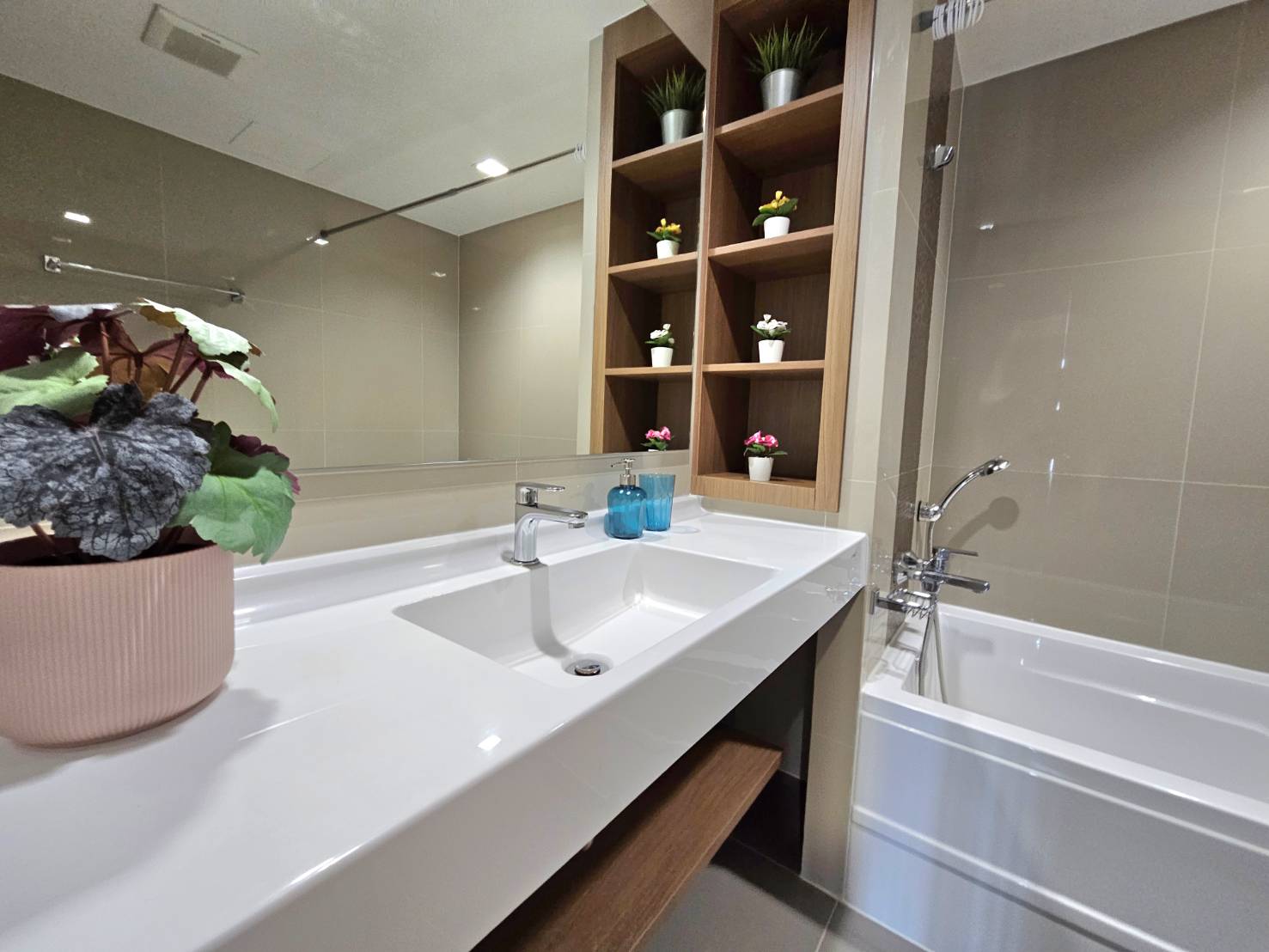 ให้เช่าห้องน่าอยู่ตกแต่งครบมีเครื่องซักผ้า BTS บางจาก สอบถามแอด Line ID : Smile-easy ที่ IDEO Sukhumvit 93