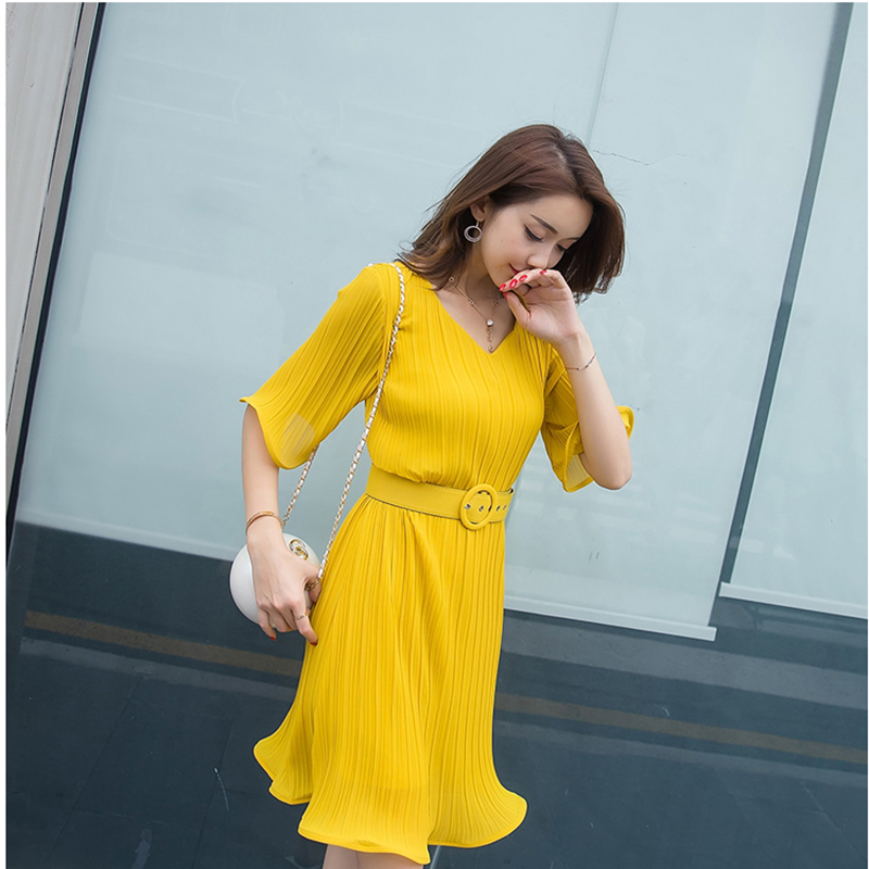 kudapy มินิเดรสอัดพลีทสีเหลือง มาพร้อมกับเข็มขัด งานเข้ารูป ที่ระบายช่วงแขนและขอบกระโปรง