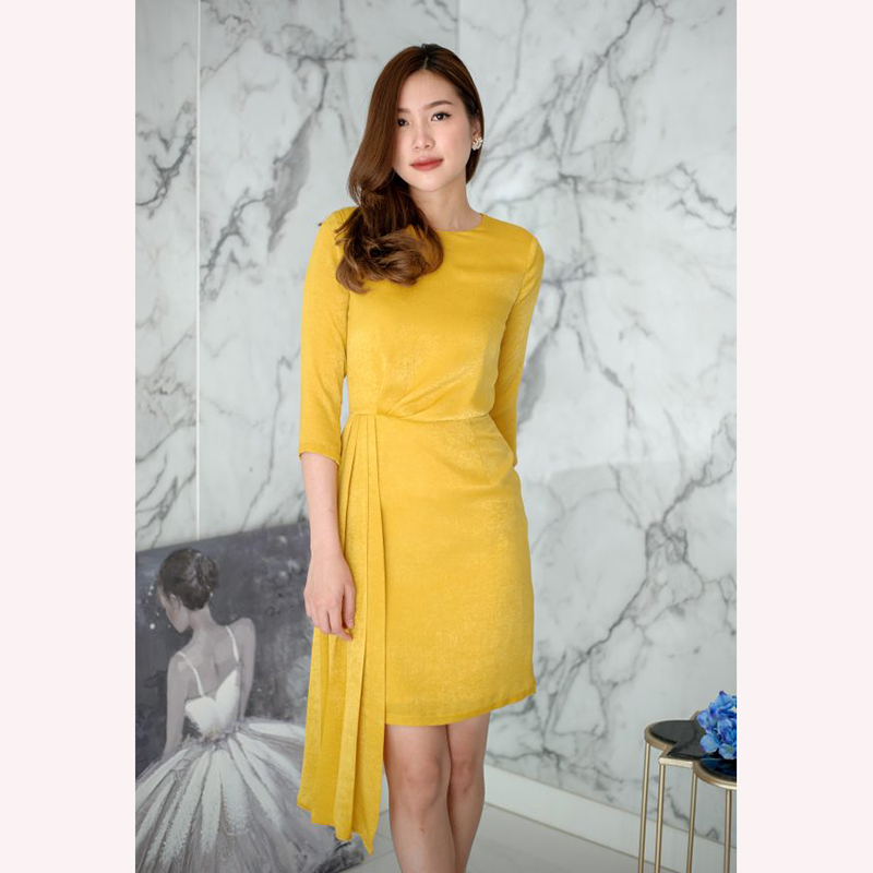 kudapy เดรสสั้นออกงาน ผ้าซาตินเครป คอกลม แขนสี่ส่วน กระโปรงเข้ารูปทรงสอบ แต่งผ้าเฉลียงยาวด้านข้าง สวยเก๋มากๆ