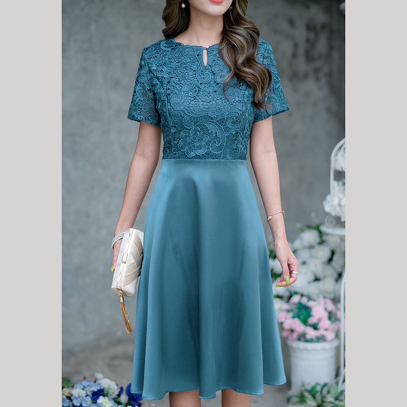 kudapy เดรสสั้นลูกไม้เนื้อเงาสีเขียวเข้ม สีชมพูปูนแดง เดรสแขนสั้น กระโปรงทรงบานผ้าเงาพริ้วสวยค่ะ ชุดนี้ดูหรูหรา ทรงสวยใส่ง่าย ใส่ออกงานสวยหรูได้ลุคดูแพงค่ะ