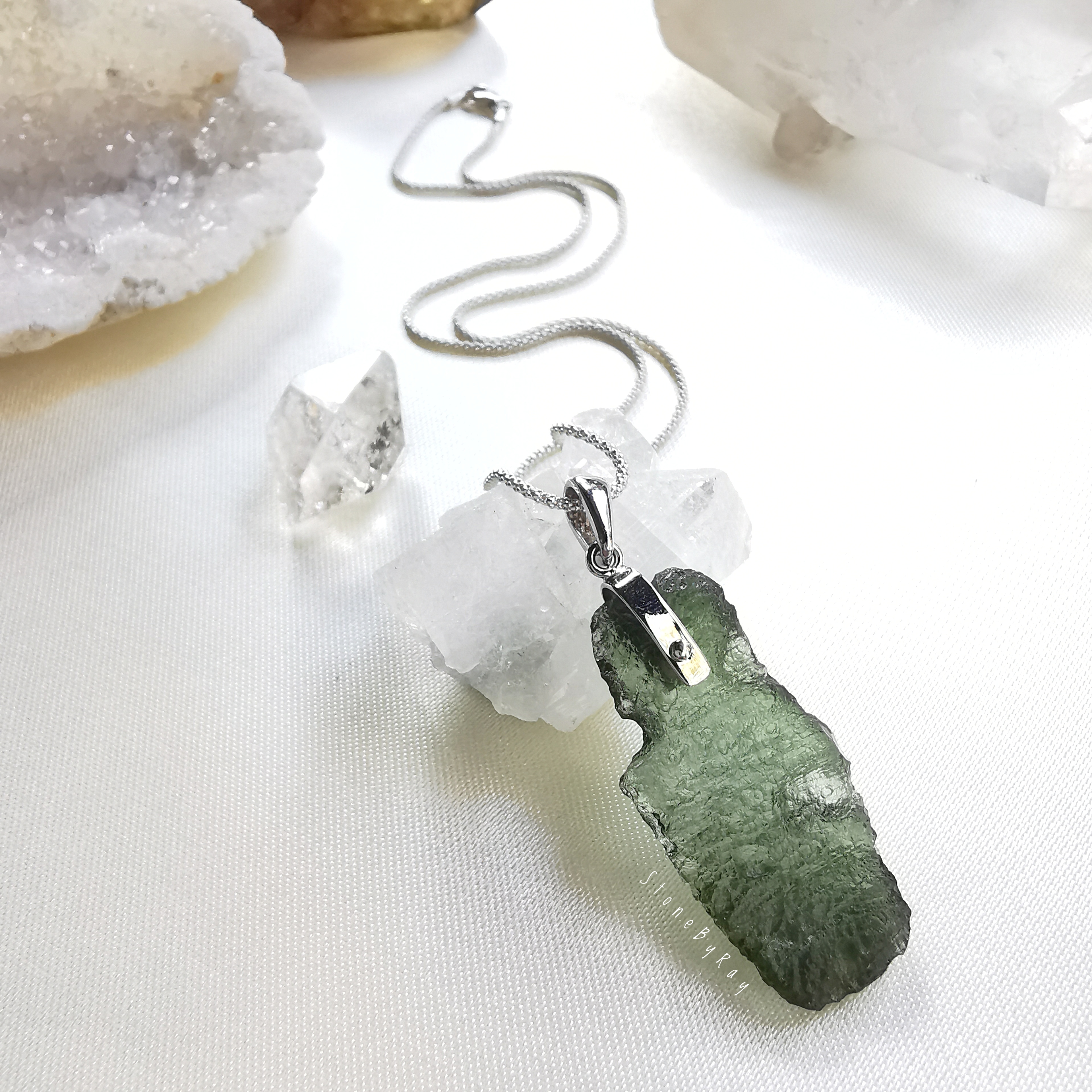 สร้อยคอเงินจี้สะเก็ดดาวโมดาไวท์(Moldavite)