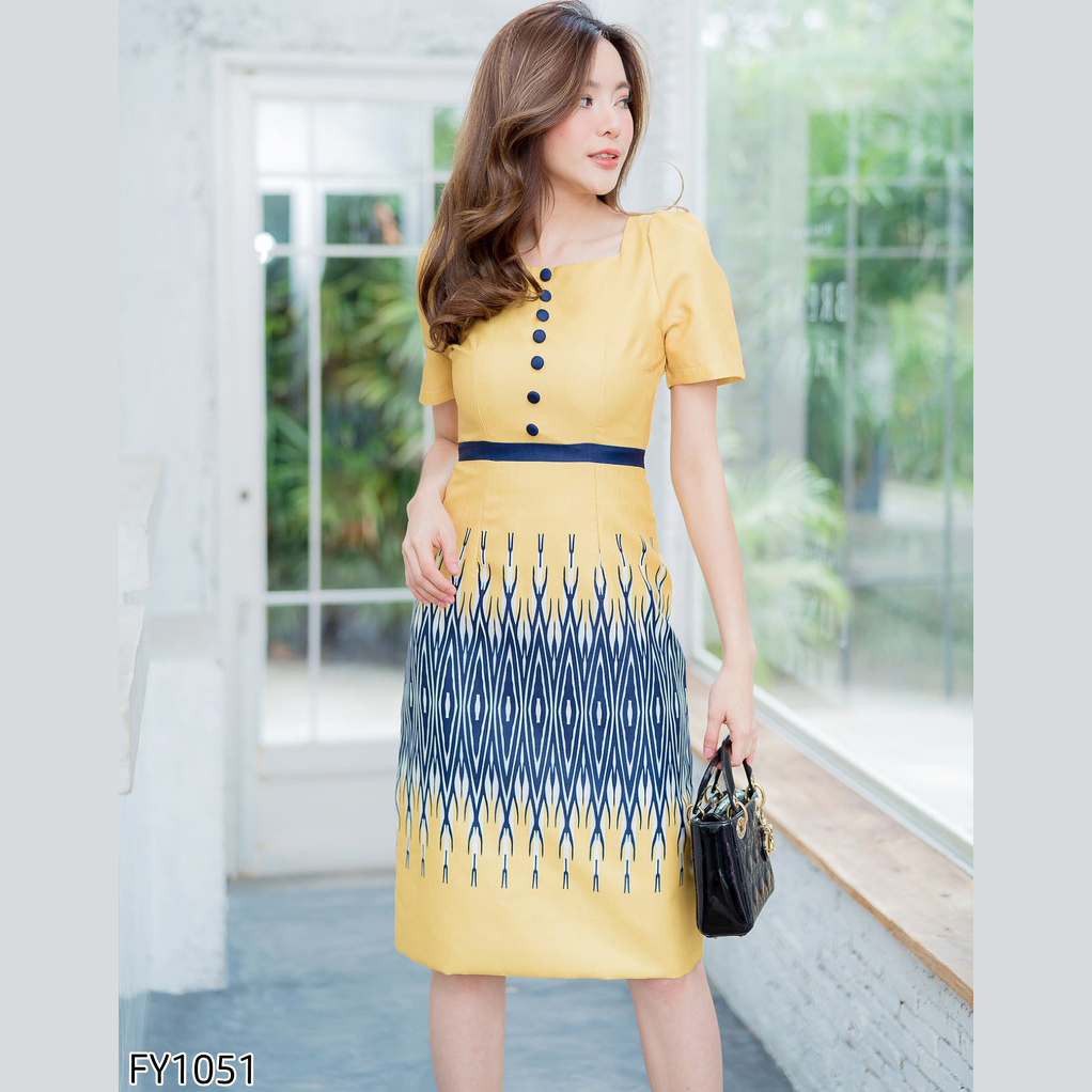 kudapy เดรสสั้นคอกลมกระดุมหน้าสีเหลือง คาดเอวด้วยผ้าต่างสีกรมท่า เดรสทรงเอเข้ารูปทรงสวย ซิบหลัง