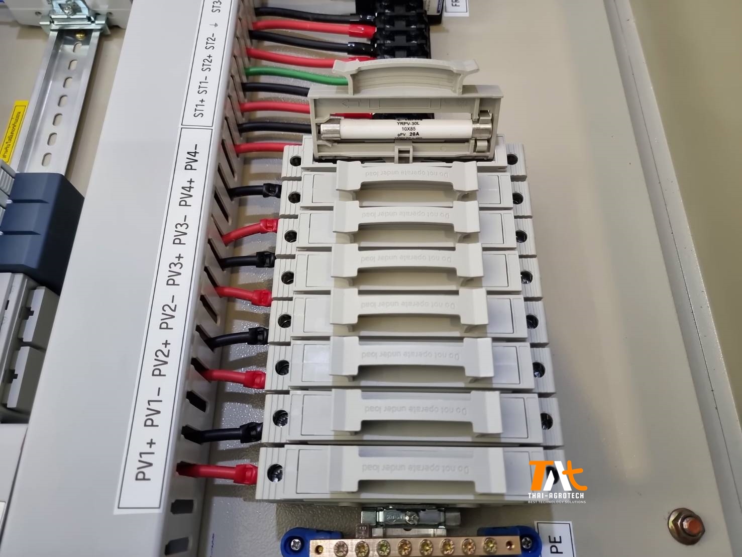 ตู้คอมบายเนอร์ AC/DC Combiner Box 40kW-80kW DC 4 string HV (3Phase) ดีซีแรงดันสูง (DC HV) 4 สตริง เอซี (AC) 3 เฟส สำหรับระบบโซล่าเซลล์