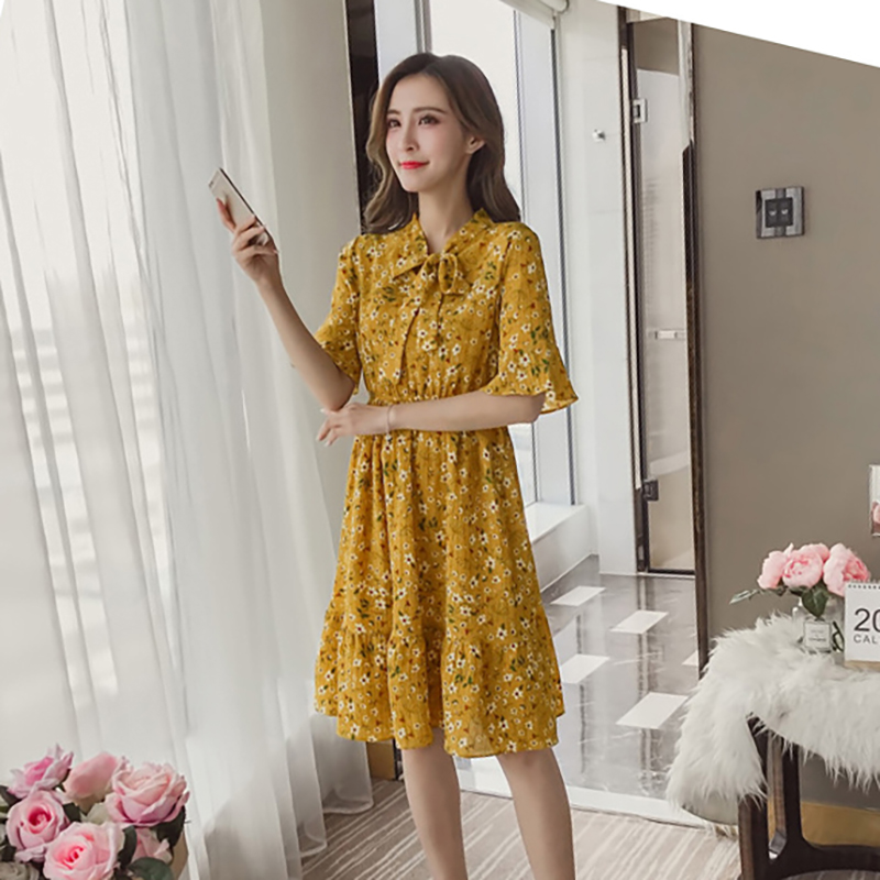 kudapy เดรสสั้นผ้าชีฟองสีเหลืองพิมพ์ลายดอกเล็กๆ คอผูกโบว์ เอวจั้มยืดตามสัดส่วนนะคะ