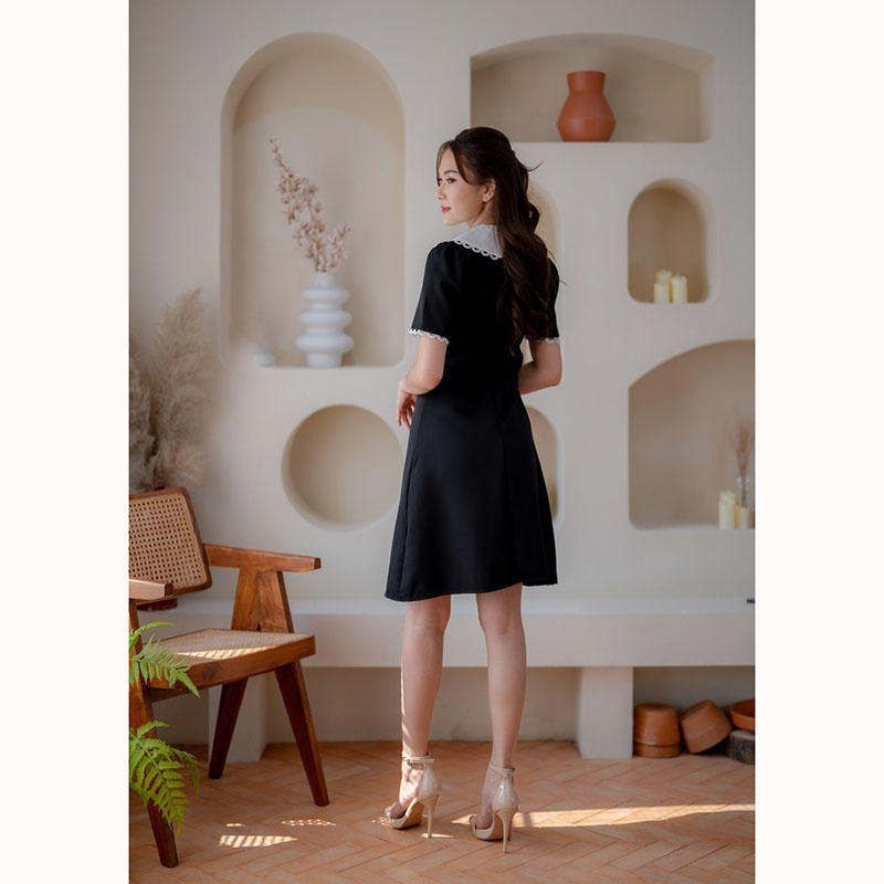 kudapy เดรสสั้นสีฟ้า/สีดำ/สีชมพู ทรงเข้ารูป ปกคอบัวปกลายหัวใจสุดคิ้วท์ แต่งกระดุม งานมีซิปด้านหลัง