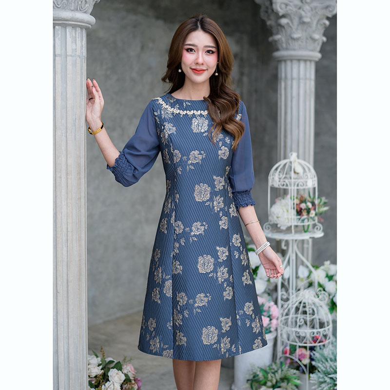 kudapy เดรสสั้นสีฟ้าคราม/สีกรม ผ้า Jacquard ลายนูนสามมิติ ผ้าสวยมากๆ ค่ะ รุ่นนี้ดีไซน์สวยทุกจุด ทรงชุดเป็นกระโปรงบาน