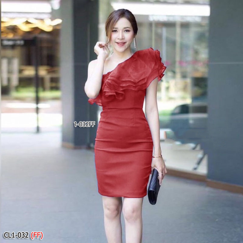 kudapy เดรสสั้นไหล่เฉียง แต่งระบายผ้าแก้ว ตัวเดรสงานผ้าซาร่า มีซิปข้าง ตีเกล็ดหน้า-หลัง เอวไม่สม็อค