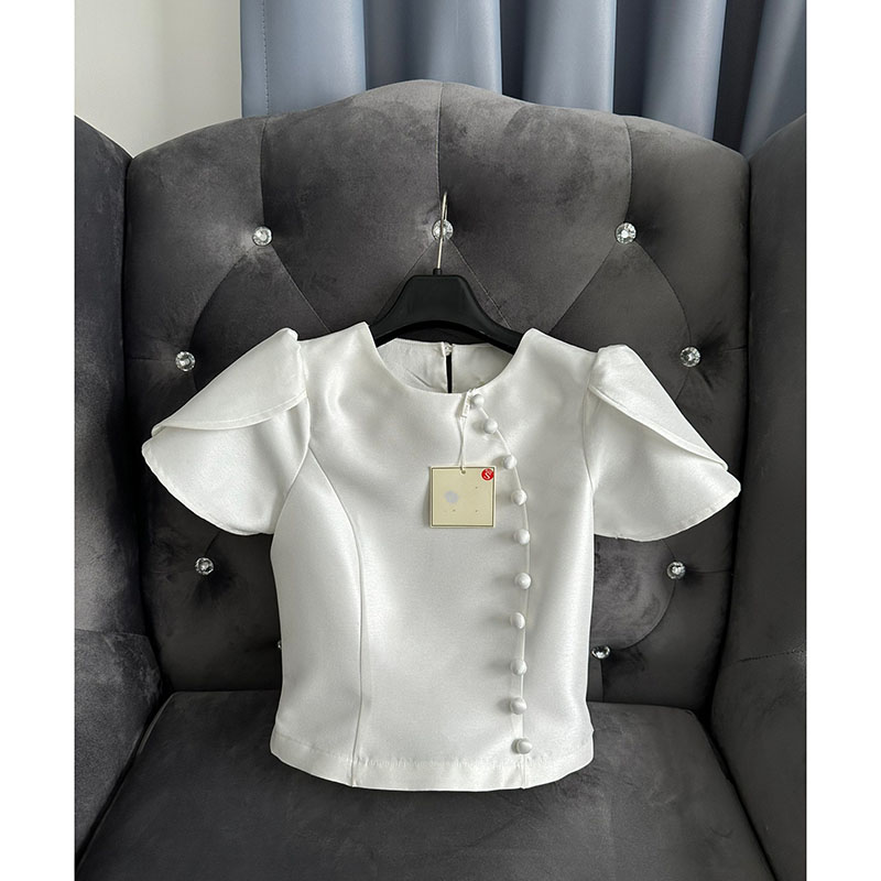 kudapy ชุดเซ็ทเสื้อคอกลมแขนสั้นทรงกลีบบัว แต่งกระดุมปั้มด้านหน้า สีขาวมุข งานผ้าไหมนิ่มอัดกาว มีซิปซ่อนหลัง +ผ้าถุงสำเร็จรูป ซิปหลัง เย็บแบบ ป้าย ทบผ้า เนื้อผ้าฝ้ายครามทอลายลิซ่า