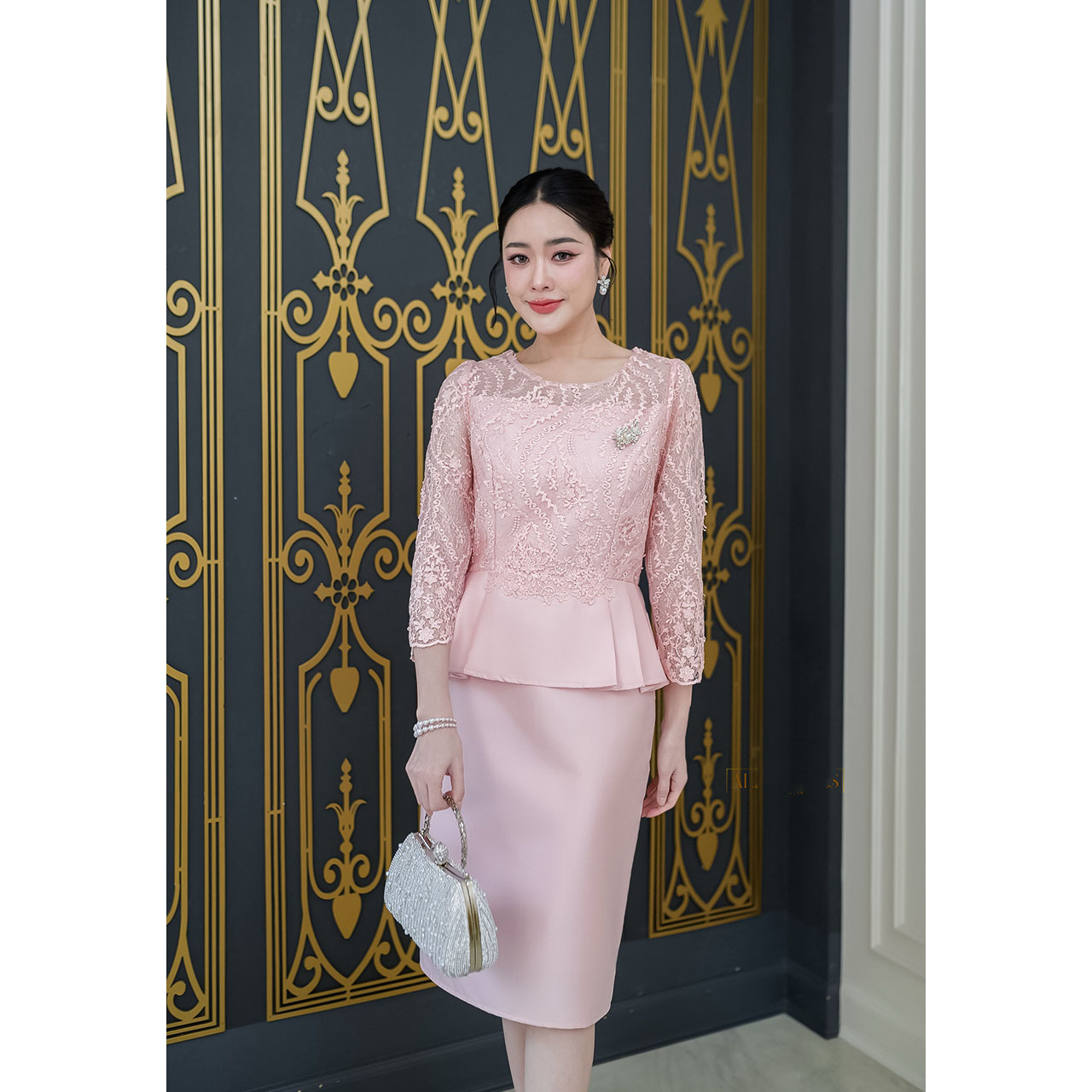 kudapy เดรสสั้นสีชมพูโอรส ผ้าไหม ดีไซน์ด้านบนเป็นลูกไม้ แขนห้าส่วนยาวกำลังดี ช่วงเอวแต่งทวิสระบาย ตกแต่งลูกไม้ด้านหน้าช่วงเอว