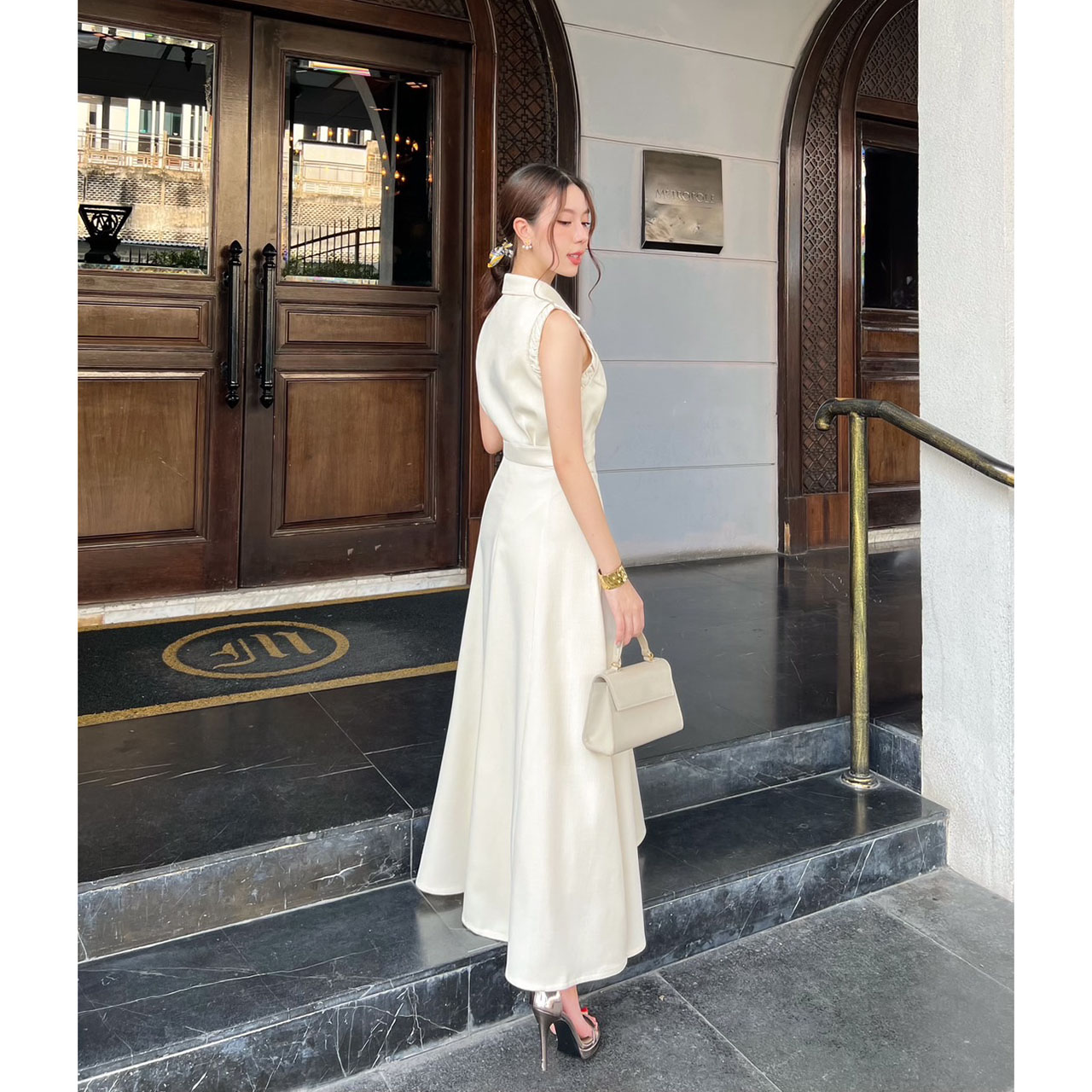 kudapy ชุดเซ็ทเสื้อ+กระโปรงยาว ตัวเสื้อออกแบบให้ดูเกร๋ที่แขนเสื้อ กระดุมดอกไม้ทองเป็นกระดุมจริง ปกเสื้อทรงแหลม