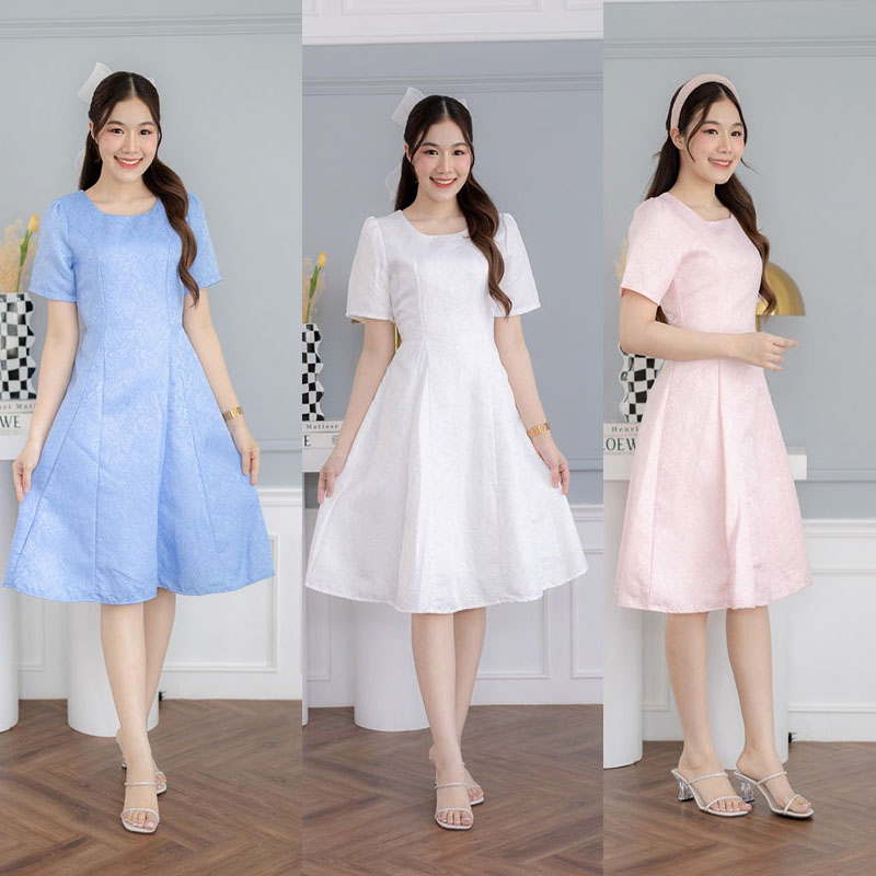 kudapy เดรสสั้นสีขาว/สีชมพู/สีฟ้า ทรงเข้ารูปส่วนบนกระโปรงบานผ้านูน พร้อมสายอัดเอว งานซิปด้านหลัง