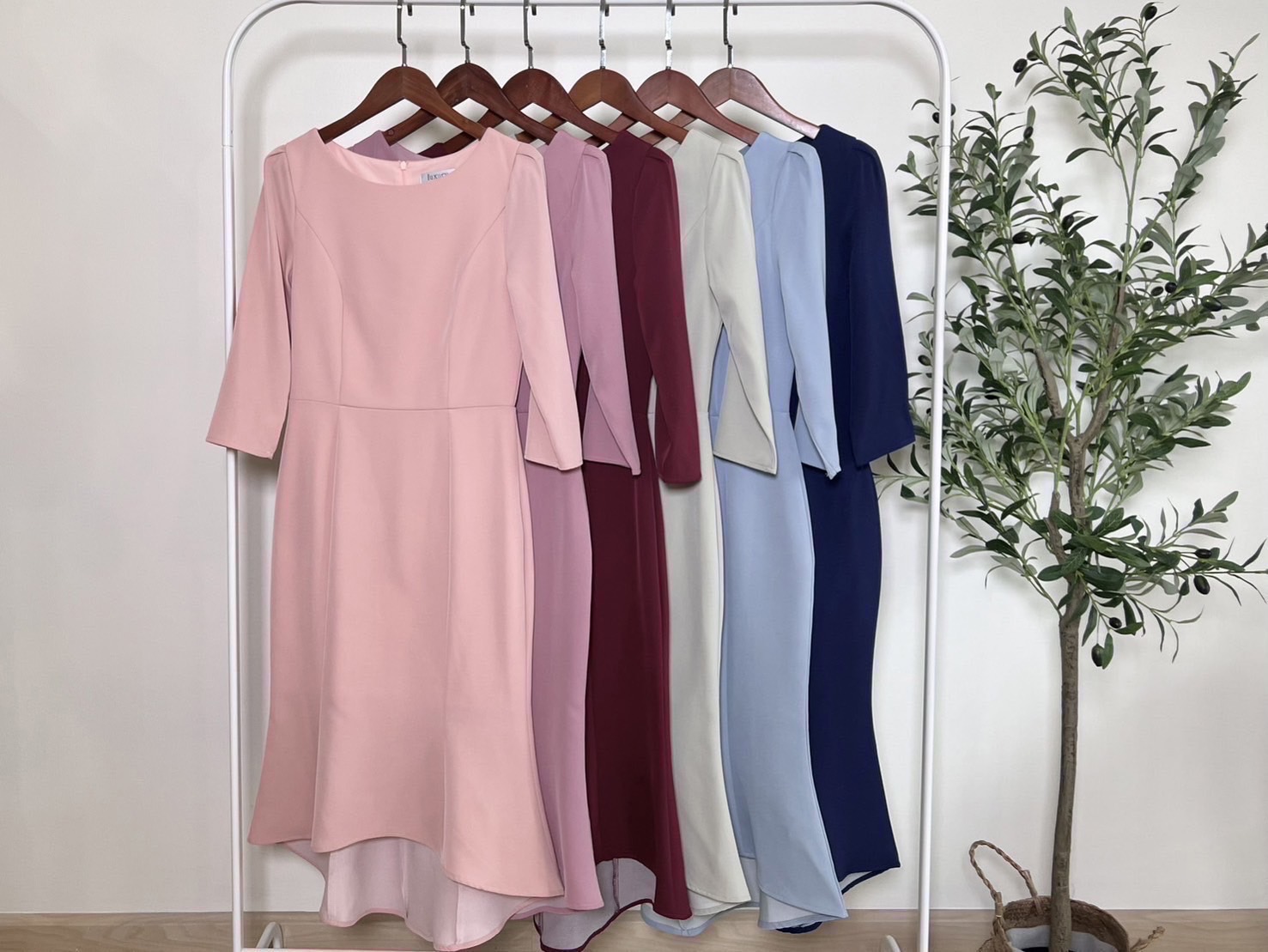 kudapy เดรสแขน3/4 กระโปรงทรงหางปลา เรียบหรูสุดๆ ใส่ไปงาน ผ้าเครปเกาหลี หนานุ่ม เด้งดึ๋ง ใส่สบาย