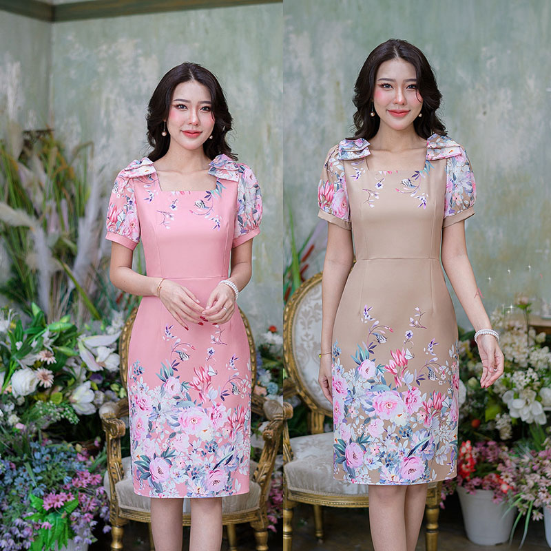 kudapy เดรสสั้นสีน้ำตาลเบจ/สีชมพู งานผ้าพิมพ์ลายดอกไม้น่ารักๆ แขนตุ๊กตา ไหล่แต่งโบว์ทั้งสองข้าง มีซับในแต่งซิปหลัง เนื้อผ้าเบาสบาย