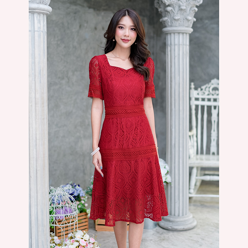 kudapy เดรสสั้นคอเหลี่ยมไหล่ยกสีดำ แขนสั้นลูกไม้ผ้าดีเนื้อนิ่ม ลายสวย ดีเทลแต่งลูกไม้คาดช่วงเอว และสะโพก