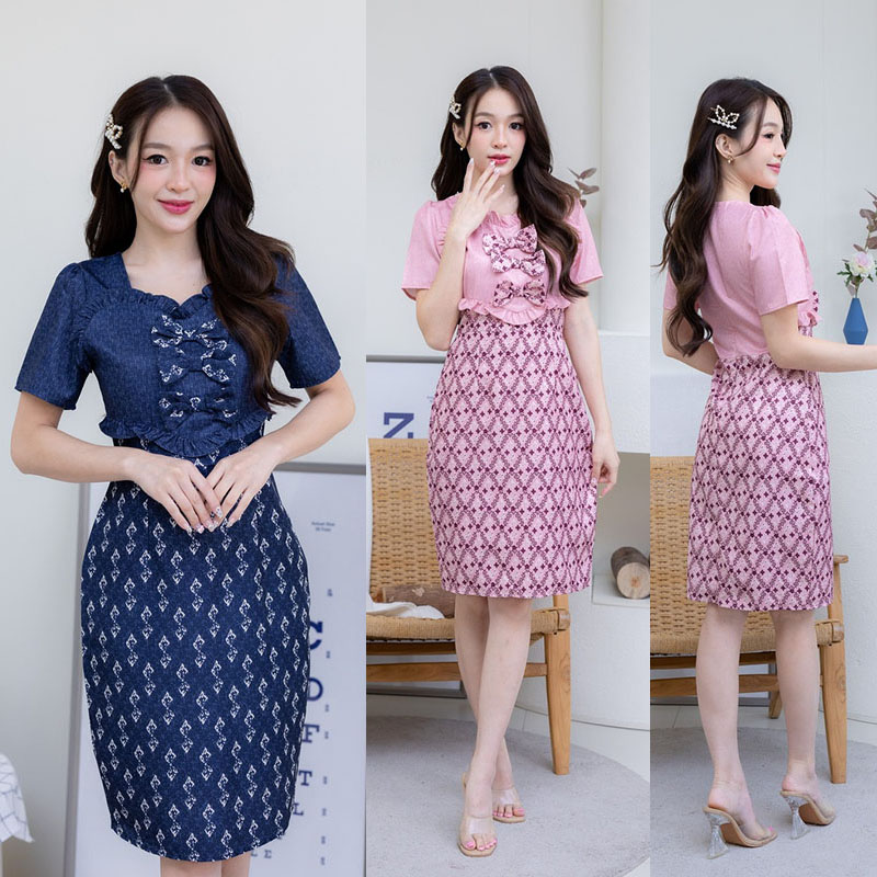 kudapy เดรสสั้นสีชมพู/สีกรม ผ้าพิมพ์ลายไทยตะขอ แต่งโบว์กลางอก ทรงสวย เป็นงานซิปซ่อนด้านหลัง สามารถใส่ไปทำงานได้