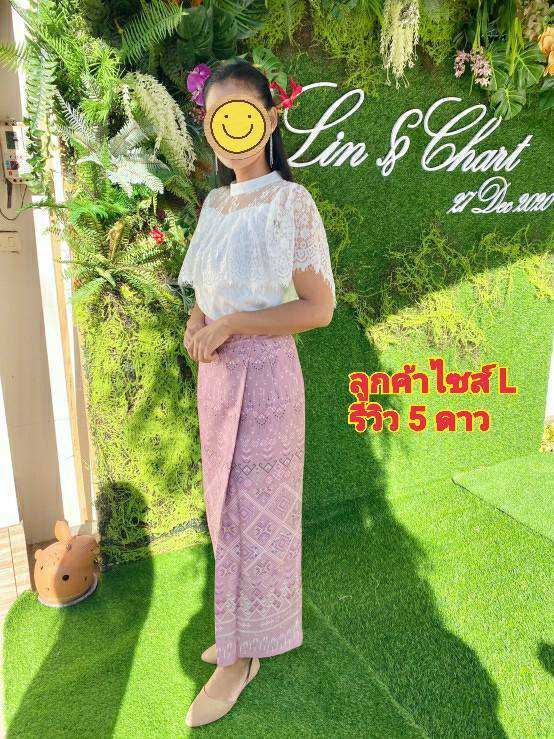 kudapy ชุดไปงานแต่งสีขาว ผ้าถุงสีชมพูอ่อนอมม่วงพิม์ลายตามแบบ เซ็ทเสื้อลูกไม้แต่งแขนระบาย มาคู่กับ กระโปรงลายผ้าไทยสวยมากกกก!!