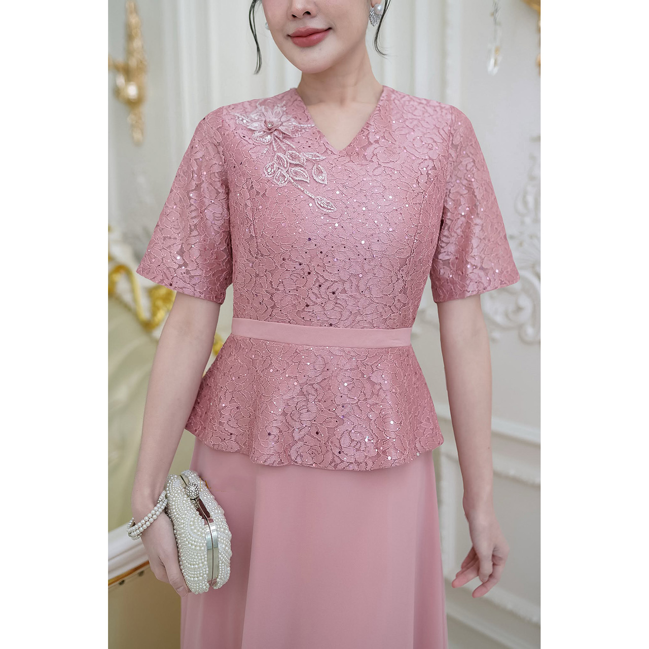 kudapy เดรสยาวทรงสวยสุภาพ ด้านบนเป็นผ้าลูกไม้ลายกุหลาบอัดกาวสวยมากแถมมีแต่งกลิตเตอร์ แต่งดอกไม้ช่วงไหล่