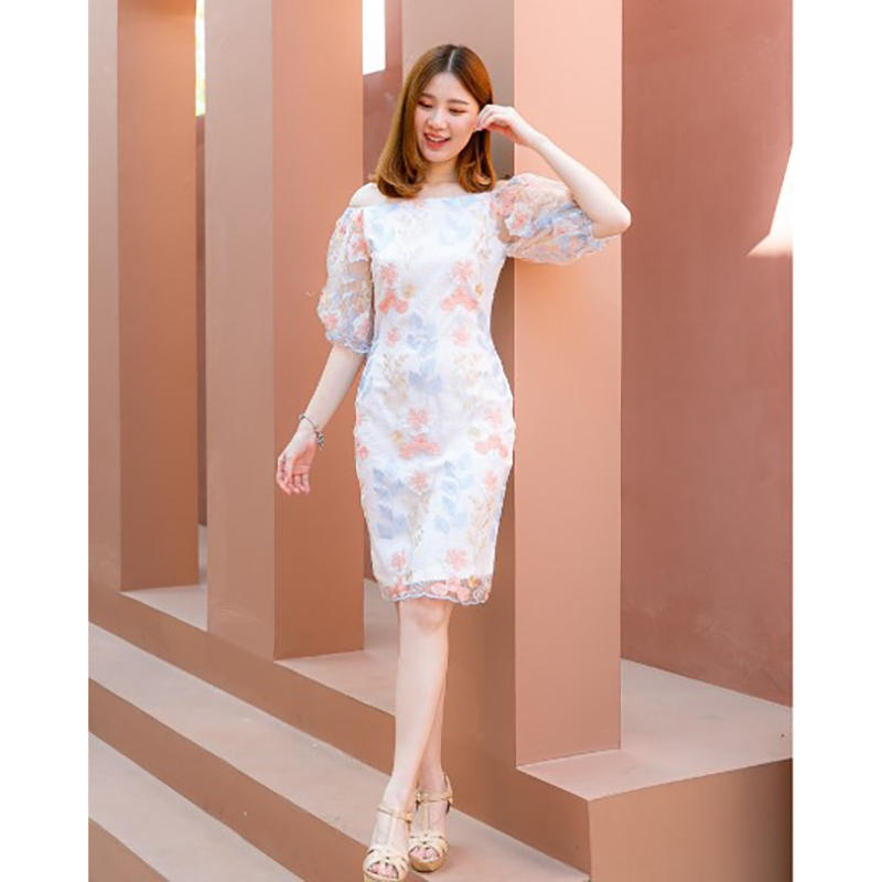 kudapy เดรสสั้นสีฟ้าขาว ผ้าโปร่งปักลายดอกไม้สีสวย ซับในด้วยผ้าซาร่า