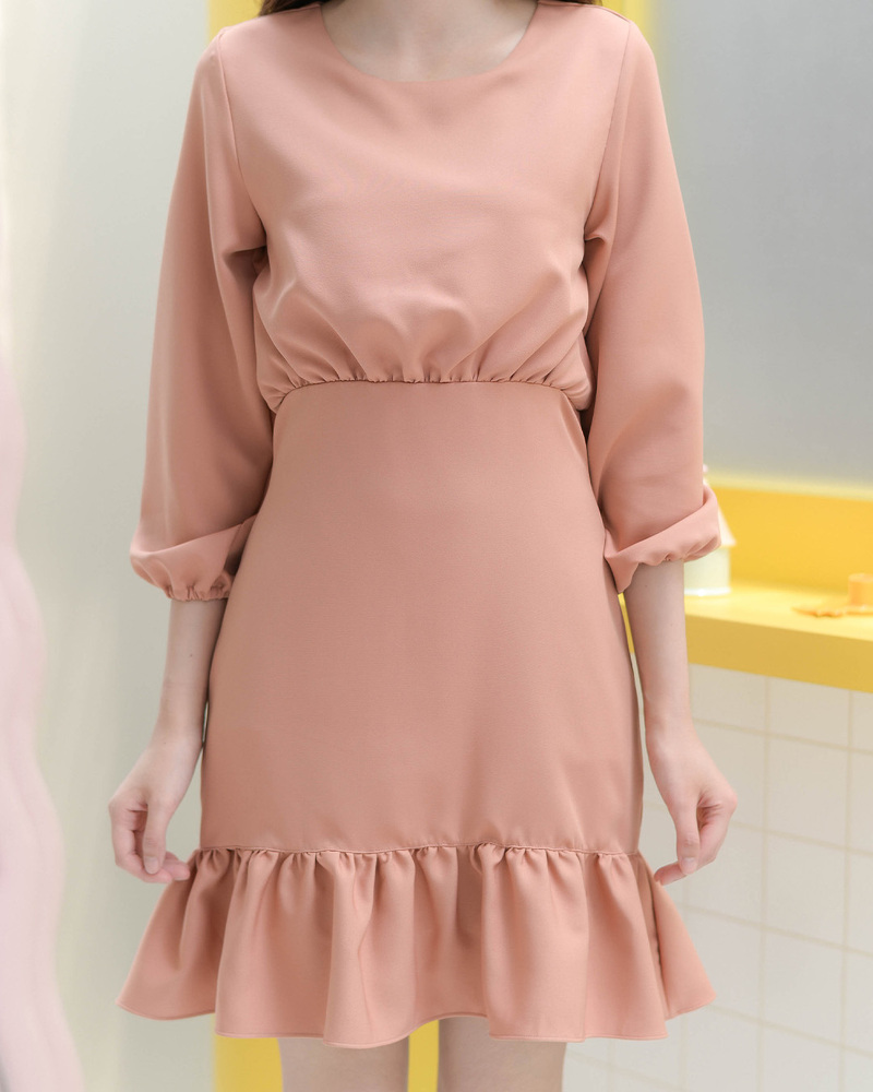 kudapy เดรสแขนยาวคอกลม จั๊มที่ปลายแขนเบาๆ รูดเอวเพิ่มเลเยอร์เก๋ๆ แต่งระบายชายพลิ้ว ผ้าใส่สบาย