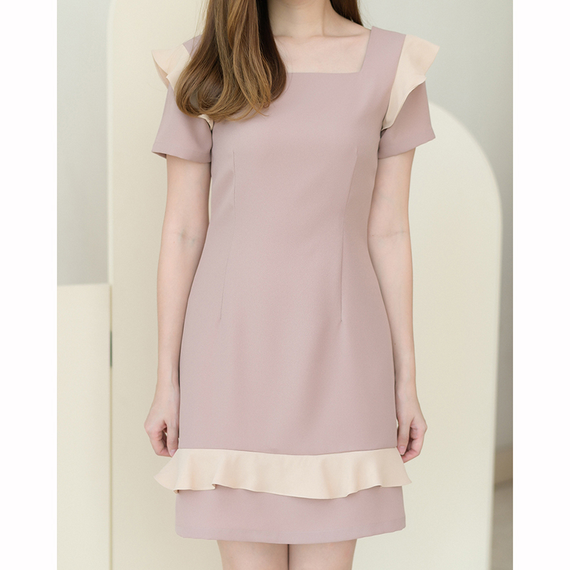 kudapy เดรสสั้นสีชมพู/สีเทาเข้ม/สีเทาอ่อน คอเหลี่ยม ดีไซน์น่ารัก มีระบายที่รอบแขนและช่วงชายเดรสเพิ่มความหวาน ใส่ง่ายได้หลายโอกาส มีซับใน