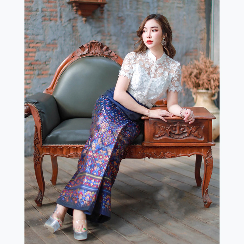 kudapy เซทลูกไม้ปัก 3D ดอกลอย ยกนูน คอจีน ซับใน 2 ชั้น อย่างดี แต่งมุขเรียงยาวถึงชายเสื้อ ซิปหลัง /ผ้าถุงสำเร็จรูป