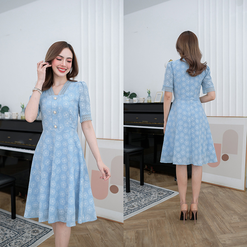 kudapy เดรสสั้นสีขาว/สีฟ้า ผ้าปักดอกไม้ทั้งตัว เป็นผ้าเนื้อนิ่มพริ้วใส่สบาย มีดีเทลแต่งลูกไม้วงกลมสี่ชั้นช่วงคอและปลายแขน