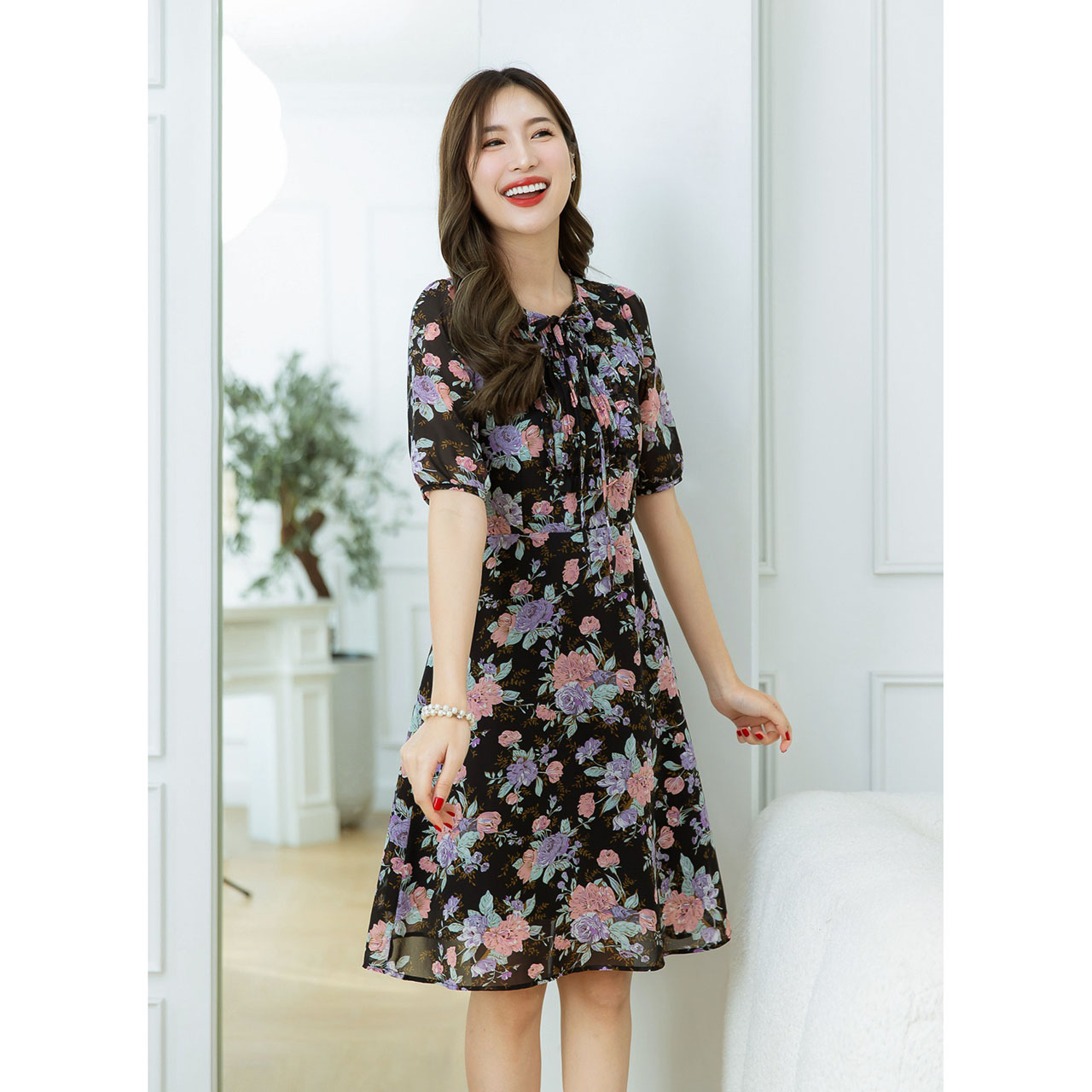 kudapy เดรสชีฟองลายดอก ลายสวยหวาน มีดีเทลช่วงอกตีเกล็ดผูกโบว์และแต่งระบาย