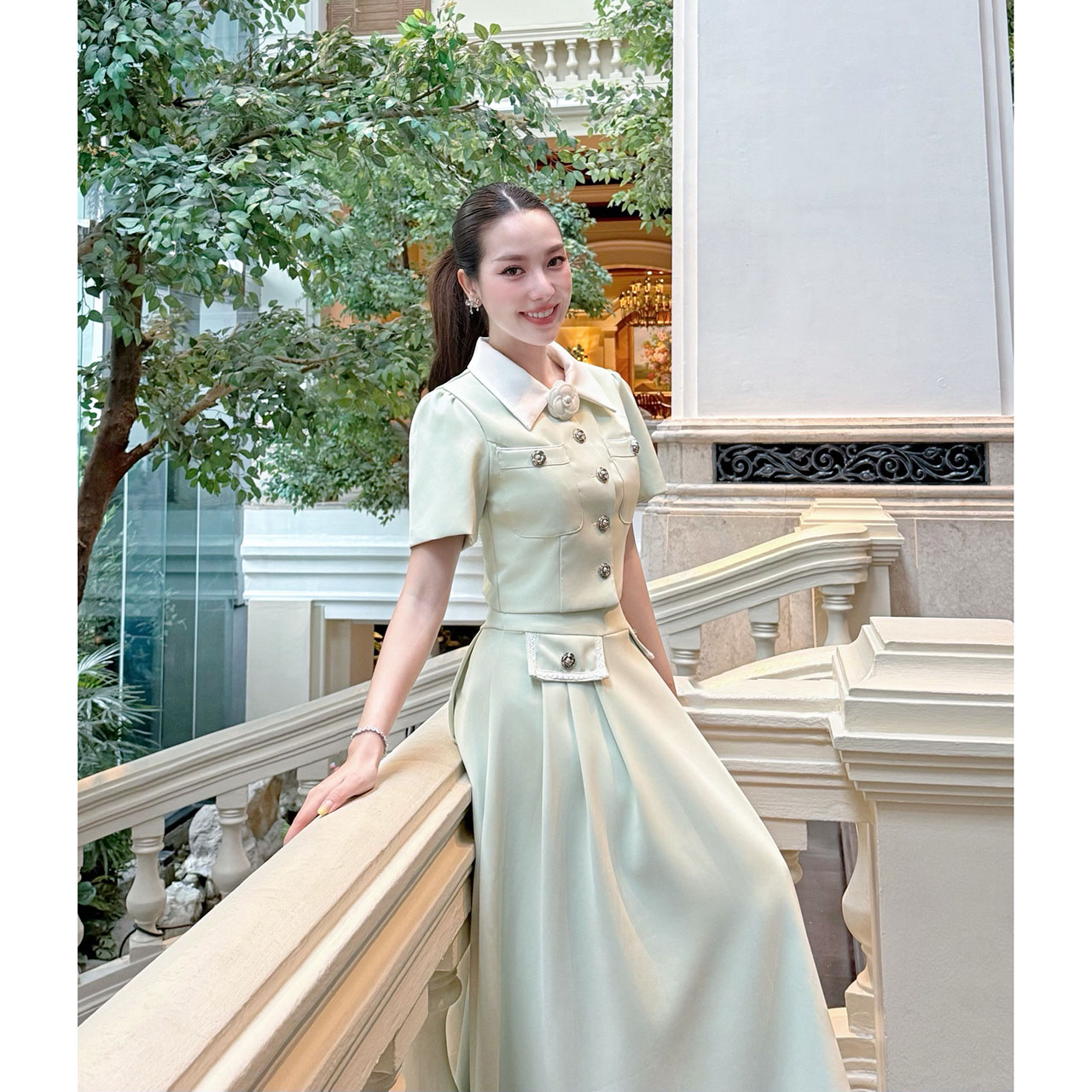 kudapy ชุดเซ็ทเสื้อทรงครอป กระดุมจริงรูปดอกไม้สีเงิน แต่งปกสีขาว มาพร้อมกับกระโปรงยาวซิปหลัง แต่งกระเป๋าหลอกด้านหน้า