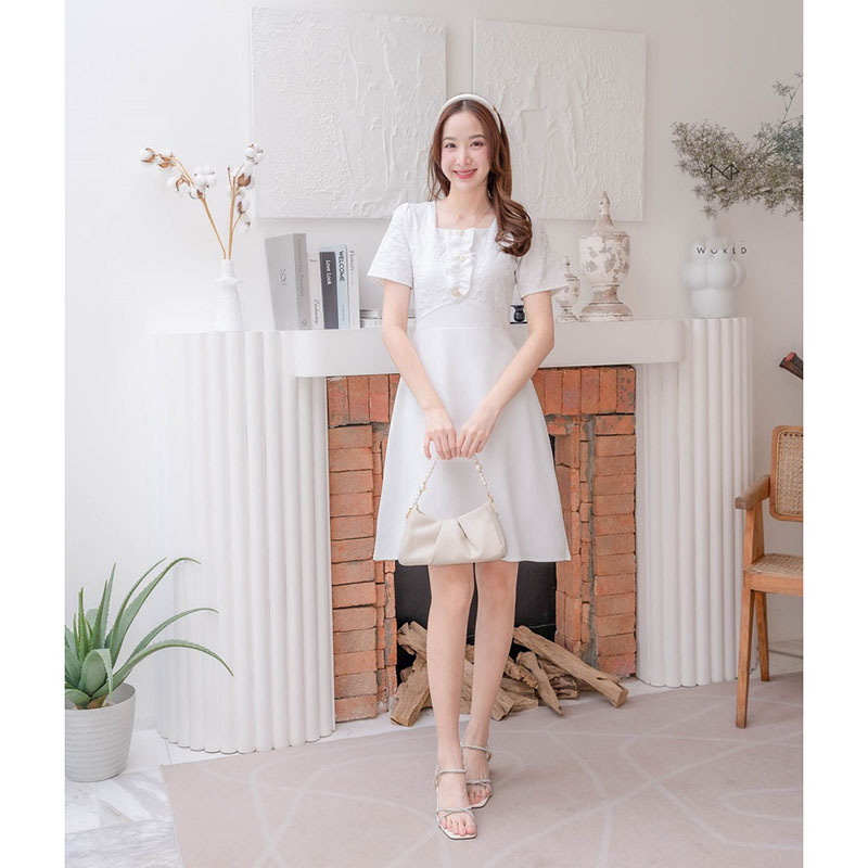 kudapy เดรสสั้นสีน้ำตาล/สีขาว/สีเขียว/สีชมพูแต่งผ้านู้นลายดอกไม้ ที่อกพร้อมกระดุมแต่ง เรียบหรู