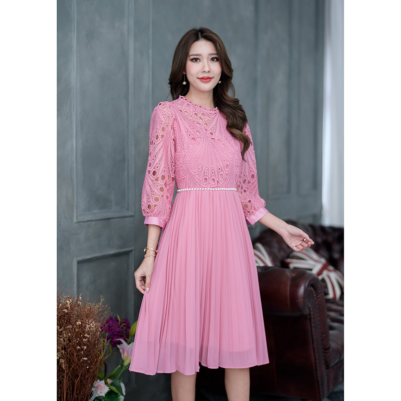 kudapy เดรสสั้นสีน้ำตาล/สีชมพู ดีไซน์แขนยาวจั้มปลายแขน งานแขนพองสวยกำลังดีคะ ช่วงกระโปรงเป็นผ้าชิฟฟ่อนอัดพลีทกระโปรงทรงเอ