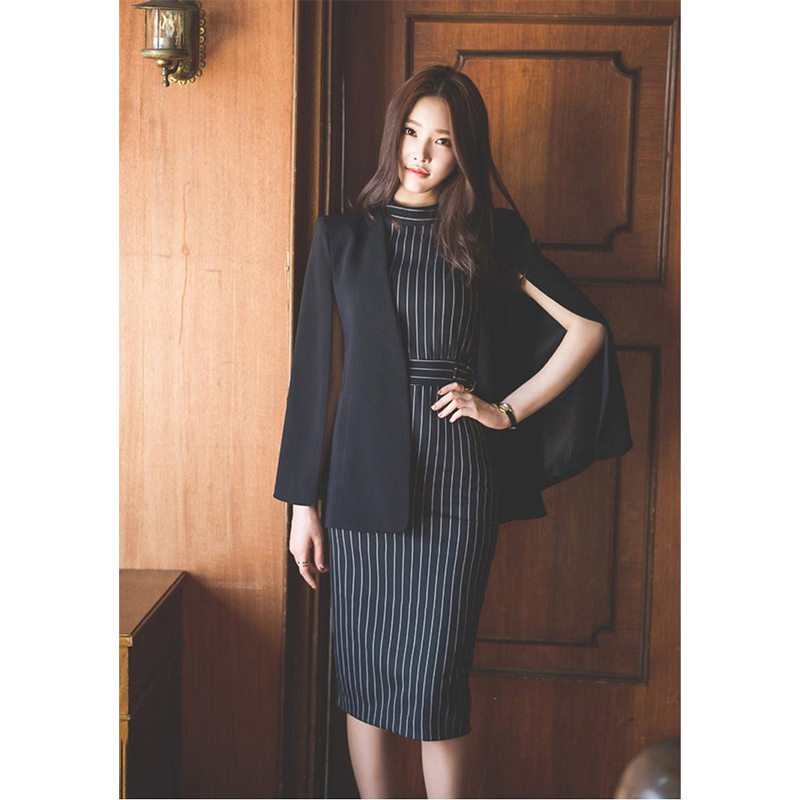 kudapy เดรสทำงานทรงตรงเข้ารูป สีดำลายเส้น แขนกุดคอกลม มีซิปหลัง กระโปรงผ่าหลัง