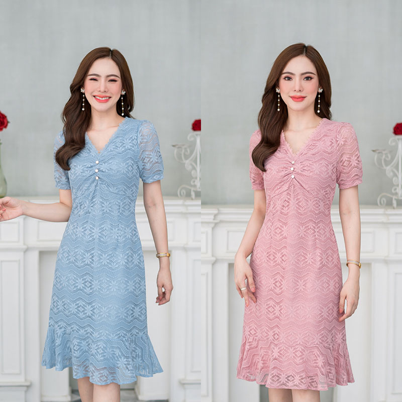 kudapy เดรสสั้นสีฟ้า/สีชมพู ลูกไม้ ลูกไม้เนื้อนิ่ม ทิ้งตัวสวยใส่สบาย มีดีเทล เย็บจั้มแต่งกระดุมช่วงอก แต่งลูกไม้รอบคอ ช่วงชายกระโปรงเป็นระบายนิดๆ