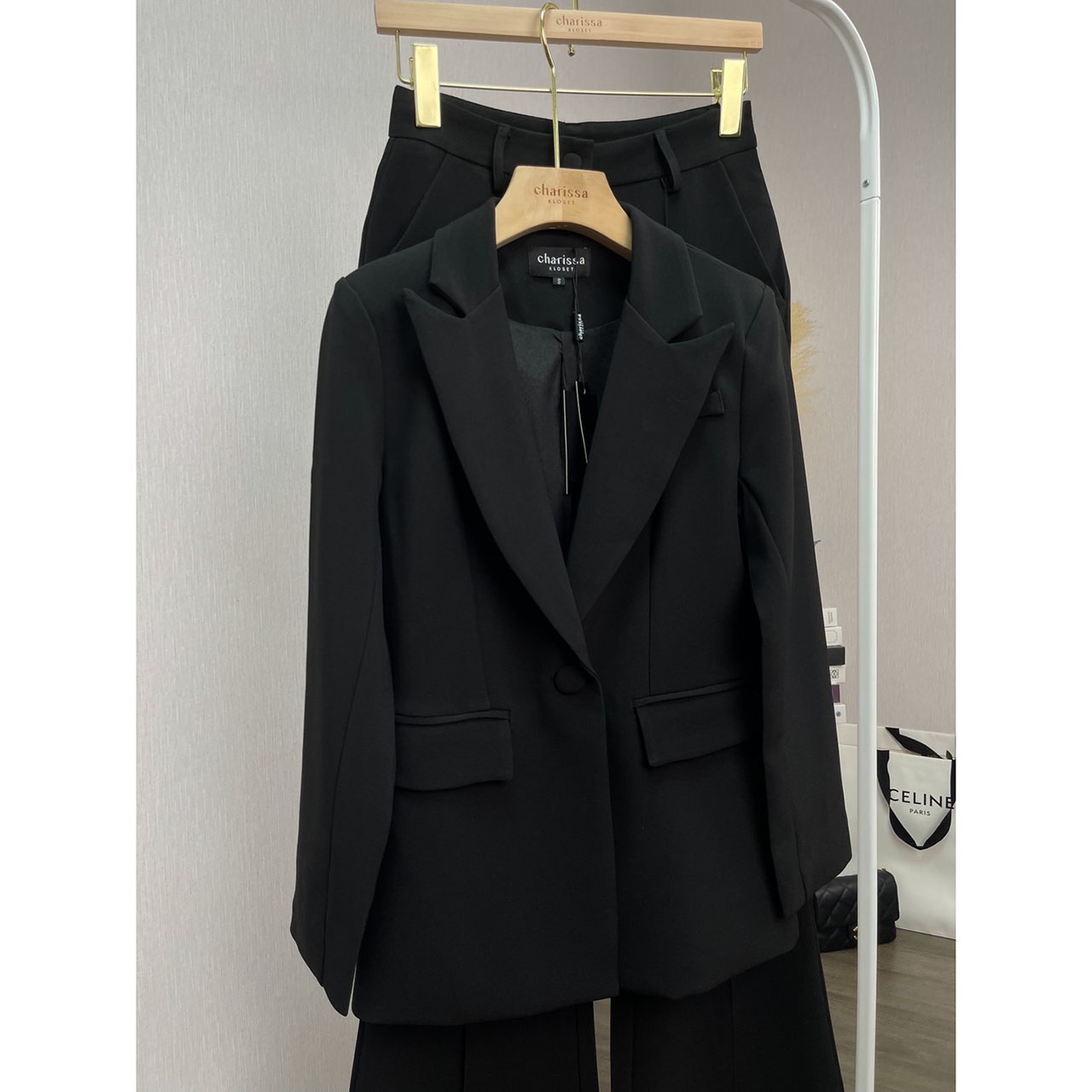 kudapy setsuit เสื้อ+กางเกง ตัวเสื้อออกแบบให้มีกระดุมปั้มผ้าเดียวกับสูท 1 เม็ดติดได้จริง กระเป๋าจริง มีซับในทั้งตัว