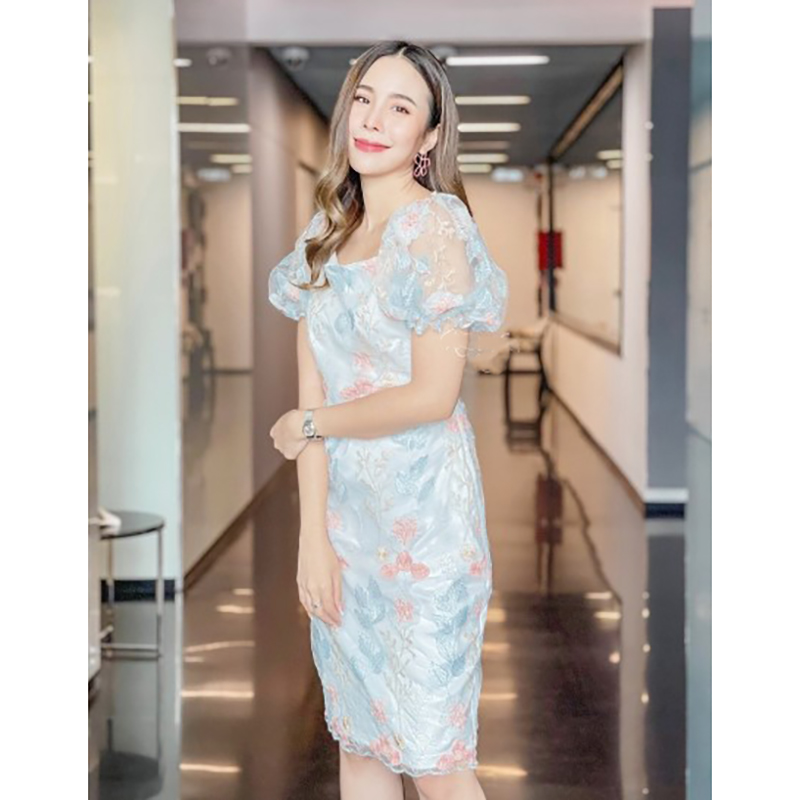 kudapy เดรสสั้นสีฟ้าขาว ผ้าโปร่งปักลายดอกไม้สีสวย ซับในด้วยผ้าซาร่า
