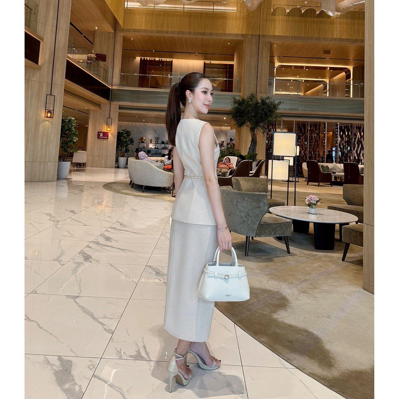 kudapy เซ็ท 4 ชิ้น เสื้อคอเหลี่ยม+ กระโปรงยาว+เข็มขัดโซ่+เข็มกลัดดอกไม้ ชุดเซ็ตกระโปรงเข้ารูป