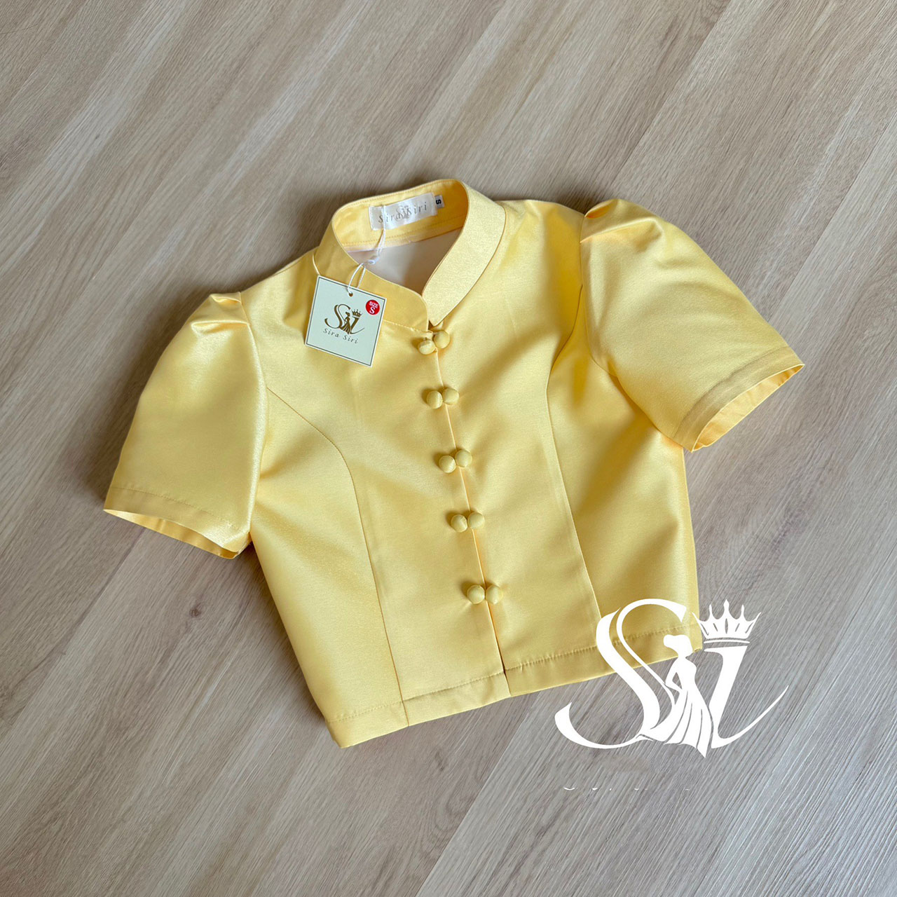 kudapy ชุดเซ็ทเสื้อคอจีนสีเหลือง แขนสั้น กระดุมคู่ด้านหน้า งานผ้าไหมอิตลลี่ ผ้าถุงสำเร็จรูป ซิปหลัง อัดกาว เนื้อผ้าไหมทอเครื่อง ทอลาย