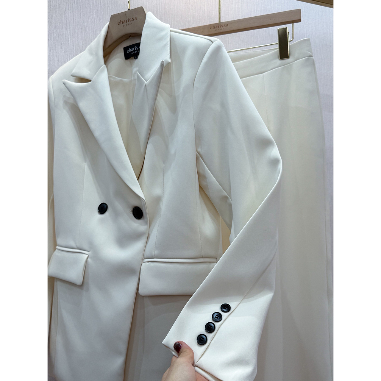 kudapypy ชุดเซ็ทเสื้อสูท ปกสูท มีรองบ่าๆเพื่อให้เป็นทรงสวย ออกแบบกระเป๋าให้สามารถใช้งานได้ มาพร้อมกับกางเกงใช้ผ้าเดียวกับเสื้อสูท