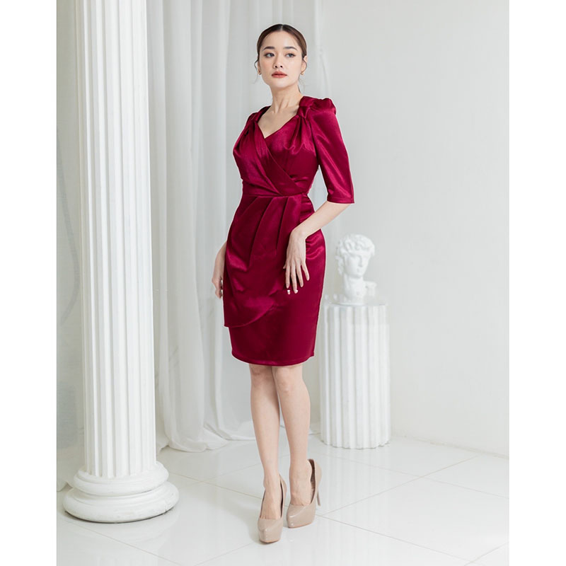 kudapy ดรสสั้นสีแดง แต่งจีบด้านหน้า ออกงานลุคสุภาพ แนะนำรุ่นนี้เลยค่ะ สวยหรู ดูดีมาก ใช้ผ้าเงา ดีเทลสวยทั้งตัว ใส่คนเดียวก็ปัง ใส่เป็นแก๊งก็เริ่ด