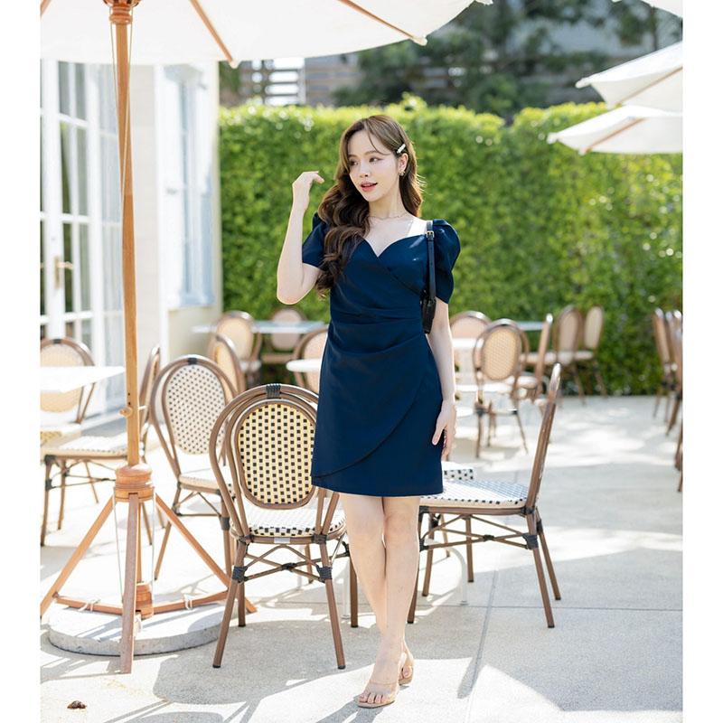 kudapy เดรสสั้นสีชมพู/สีครีม/สีกรม คัตติ้ง ตัวเดรสเป็นทรงอกป้ายคอวี ดีเทลเริ่ดๆ จับเดรปช่วงลำตัวสวยมาก กระโปรงเฉียงป้ายด้านหน้า