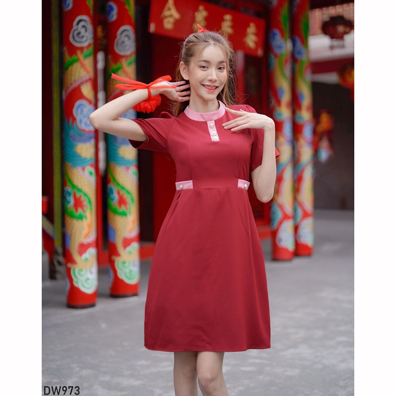 kudapy เดรสสั้นสีแดงสีดำ/สีน้ำตาล คอกลมแต่งกระดุม ใส่ไปงานตรุษจีน ใส่ทำงาน สวยดูดีน่ารัก