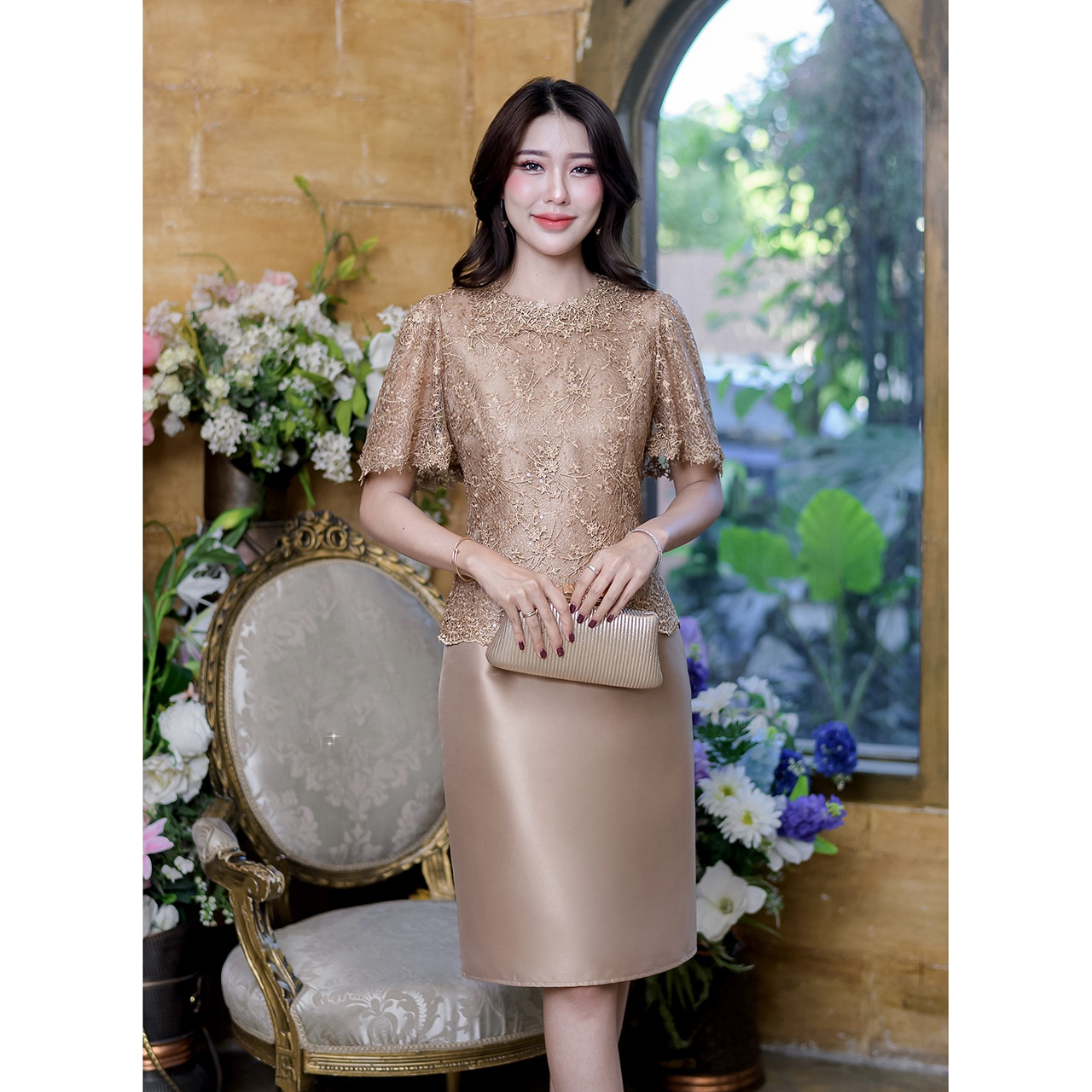 kudapy เดรสสั้นสีน้ำตาลทอง/สีชมพูบานเย็น ผ้าไหม ตัวเสื้อเป็นงานลูกไม้ใยบวบปักลาย ดีไซน์แขนสั้นระบายเป็นพวง