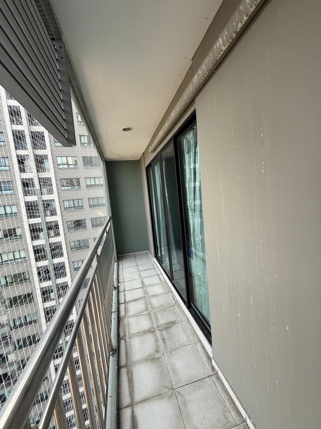 ให้เช่าคอนโด Lumpini Place Narathiwas - Chaopraya (ลุมพินี เพลส นราธิวาส - เจ้าพระยา) High Rise โซนพื้นที่ พระราม3 📍 ห้องแบบ 1ห้องนอน / 1ห้องน้ำ / โซนครัวปิด · ขนาดห้อง 41 ตรม. ชั้น 22