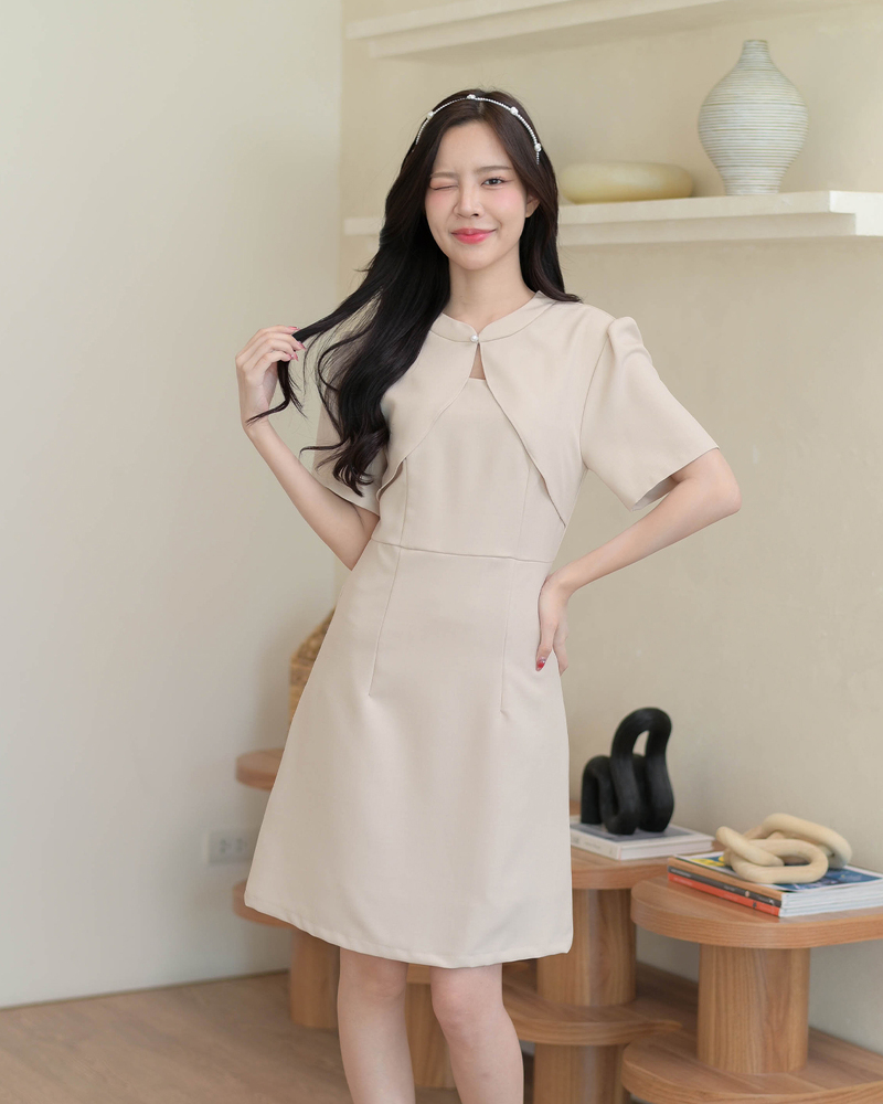 kudapy เดรสทรงเอแขนสั้น ดีไซน์เย็บติดเสื้อคลุม คอกระดุมมุก รูดไหล่แขนพองน่ารัก