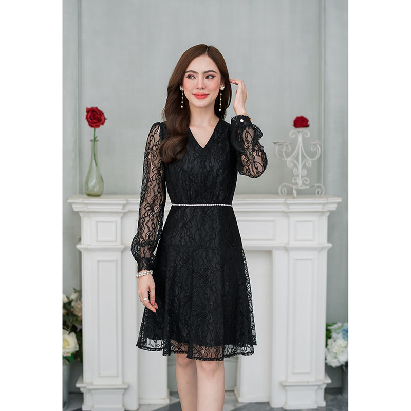 kudapy เดรสสั้นสีดำ/สีชมพู ลูกไม้แขนยาวคอวี มีดีเทลแต่งมุกรอบเอว ผ้าลูกไม้ลายสวย มีประกายวิ้งๆเวลาโดนไฟ ทรงสวยหวาน