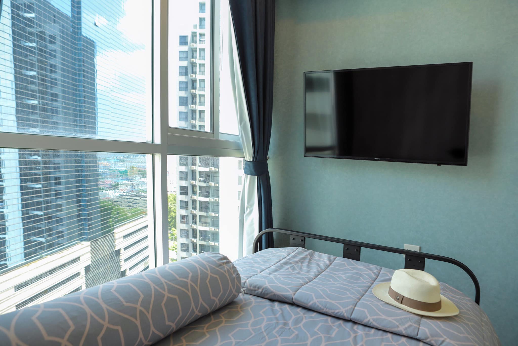 สนใจชมห้องติดต่อได้เลย Line ID: Smile-easy ปล่อยเช่าคอนโด Noble Revolve Ratchada 2 (โนเบิล รีวอลฟ์ รัชดา 2) - 2ห้องนอน 2ห้องน้ำ 1ห้องนั่งเล่น - ใกล้ MRT ศูนย์วัฒนะธรรม - ขนาดห้อง 52.86 ตรม. ชั้น 18