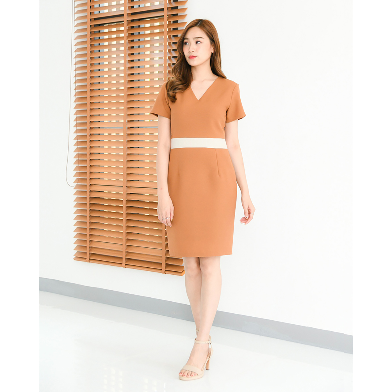 kudapy ฌดรสแขนสั้นคอวี ดีไซน์ทูโทนตัดต่อคาดเอว เข้ารูป ทรงสอบ เนื้อผ้าอยู่ทรง เก็บทรงหุ่นเป๊ะผอมเพรียว